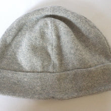 Load image into Gallery viewer, 100% Pale Grey Lambswool Beanie Hat
